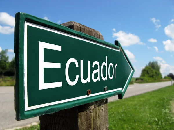 Ecuador pijl wegwijzer langs een landelijke weg — Stockfoto