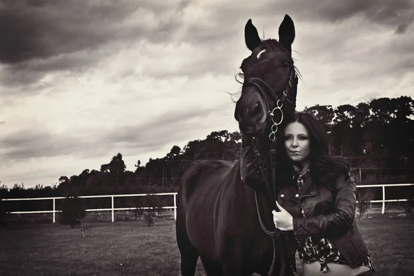 Vrouw met een paard — Stok fotoğraf