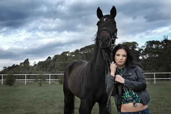 Vrouw met een paard — Stok fotoğraf