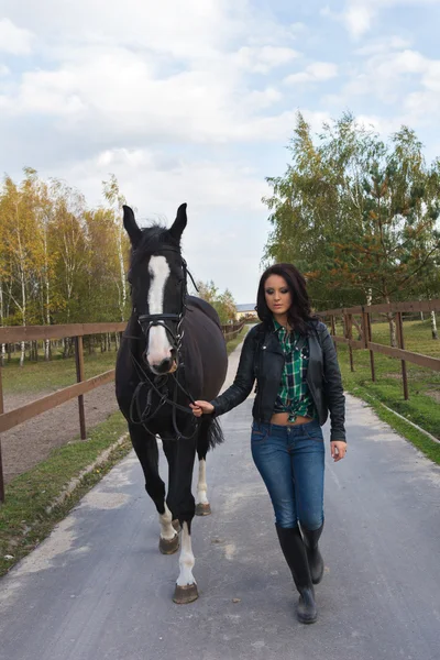 Žena s koněm — Stock fotografie