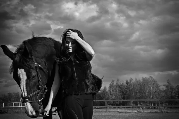 Retrato de arte mujer con un caballo —  Fotos de Stock