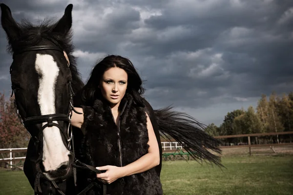 Mulher com um cavalo — Fotografia de Stock