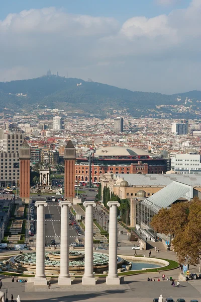 Vista de la Torre Veneciana en la Plaza Espanya, Tibidabo en la parte trasera —  Fotos de Stock