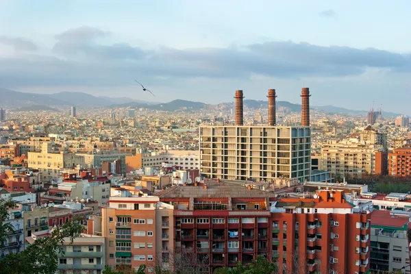 Vista da Torre Veneziana na Praça Espanya,, Tibidabo no backg — Fotografia de Stock