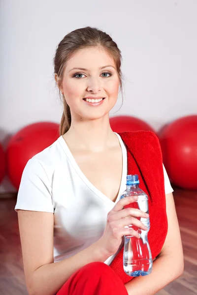 Frau im Fitnessstudio — Stockfoto