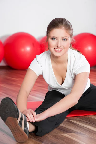 Frau im Fitnessstudio — Stockfoto