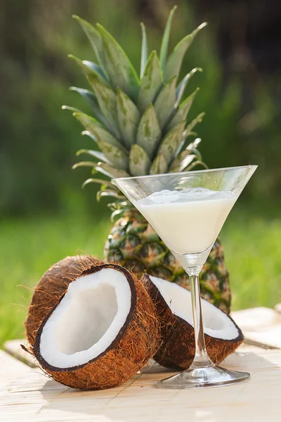 Coquetel Pinacolada de coco e abacaxi — Fotografia de Stock