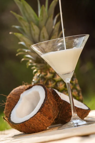 Cocktail aus Kokos und Ananas — Stockfoto