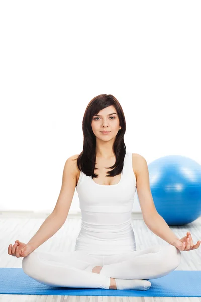 Woman doing fitness exercise — Stock Photo, Image