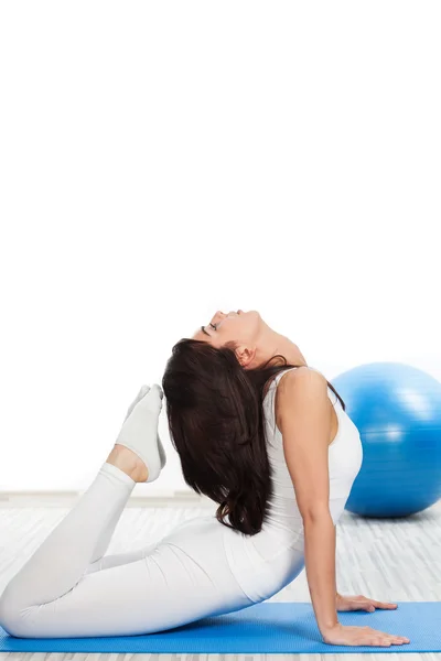 Woman doing fitness exercise — Stock Photo, Image