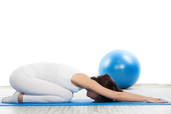 Woman doing fitness exercise — Stock Photo, Image