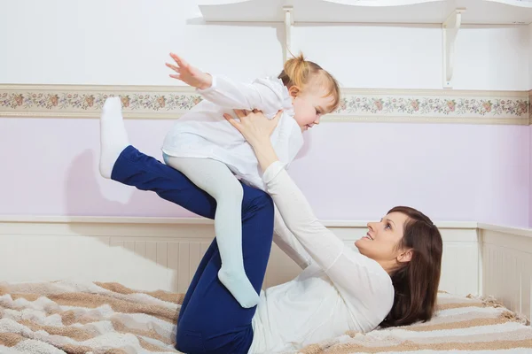 Moeder en kind plezier thuis — Stockfoto