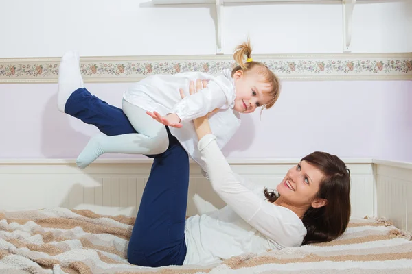 Mãe e filho se divertindo em casa — Fotografia de Stock