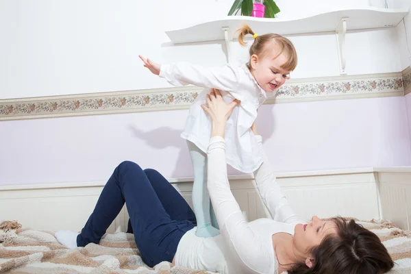 Mãe e filho se divertindo em casa — Fotografia de Stock