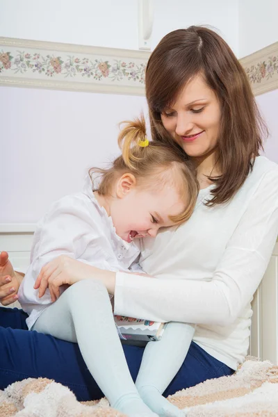 Moeder- en kinderleesboek — Stockfoto