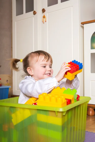 Niño jugando en casa — Foto de Stock