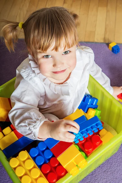 Bambino che gioca a casa — Foto Stock