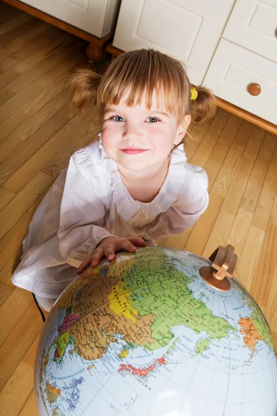 Kind mit Weltkugel — Stockfoto