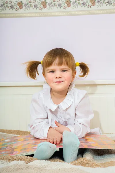 Lächelndes Kind mit einem Buch — Stockfoto