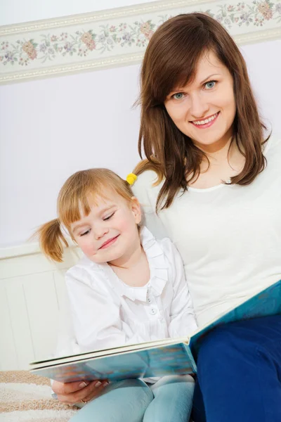 Moeder met kind lezen van boek — Stockfoto