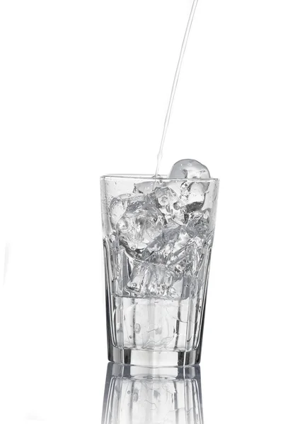 氷と水を注ぐのガラス — ストック写真