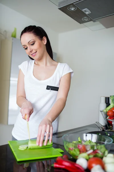 Femme à la cuisine préparant un repas frais — Photo