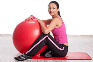 Fitness topu olan kadın.