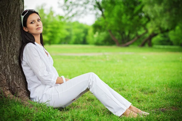 Mulher descansando no parque — Fotografia de Stock