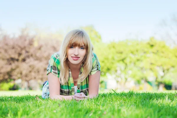 Femme posée sur l'herbe — Photo