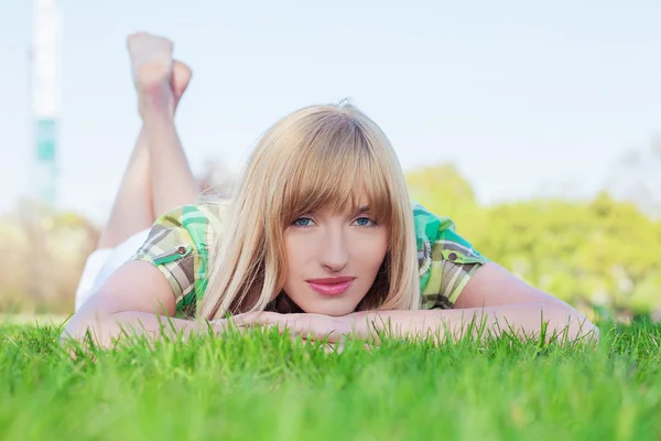 Frau liegt auf Gras — Stockfoto