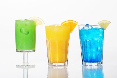 whitec üzerinde izole kokteyl