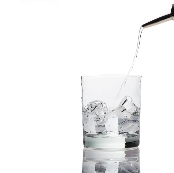 Zoet water in glas, geïsoleerd op wit — Stockfoto
