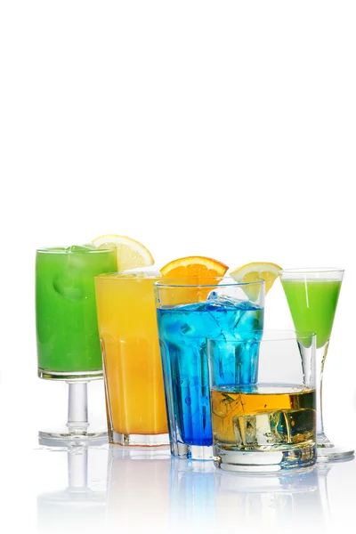 Cocktails geïsoleerd op wit — Stockfoto