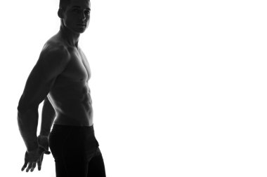 beyaz izole sportif erkek gülümseyen