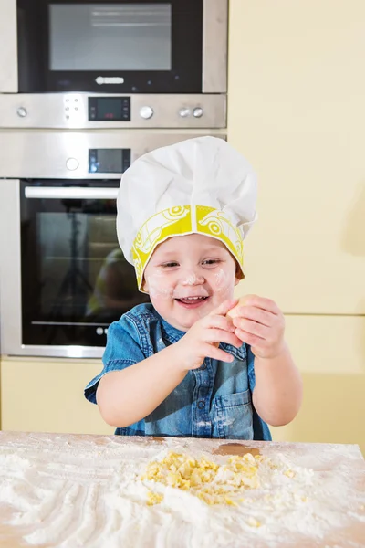 Child baking cupcakes in kitchen at home — Stock Photo, Image