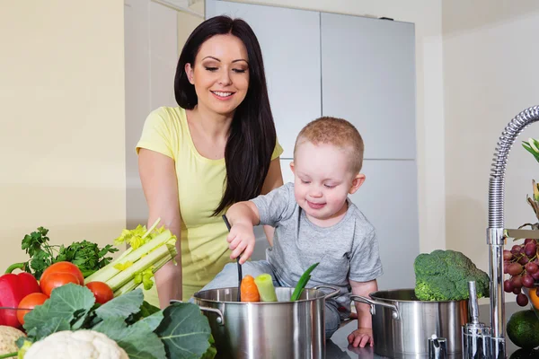 Madre e figlio che preparano la zuppa — Foto Stock