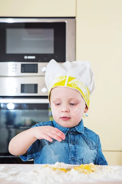 Baking cupcakes in their kitchen at home — Stock Photo, Image