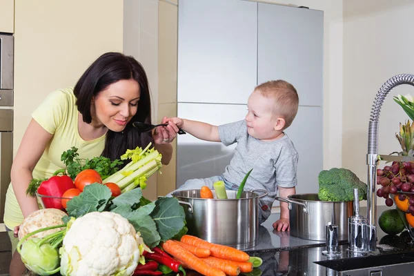 Mother and child preparing soup — Stock Photo, Image