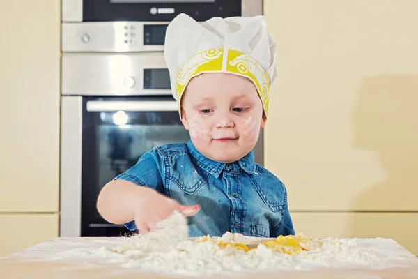 Pieczenia z posypką w kuchni w domu dziecka — Zdjęcie stockowe