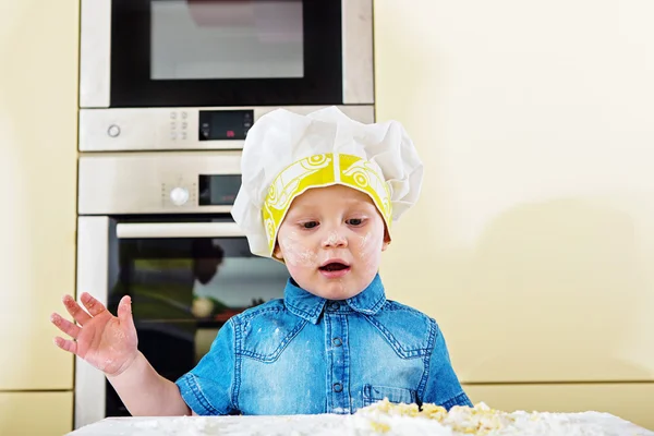 子自宅の台所でカップケーキを焼く — ストック写真