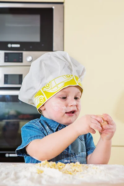 Child baking cupcakes in kitchen at home — Stock Photo, Image