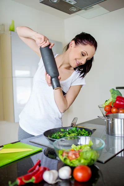 Femme souriante préparant un repas frais dans la cuisine — Photo