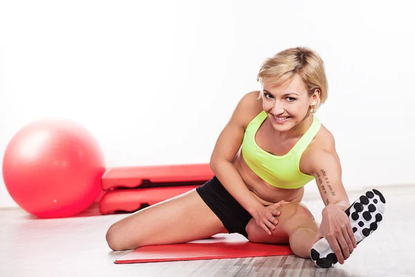 Mulher sorrindo fazendo exercício de fitness — Fotografia de Stock