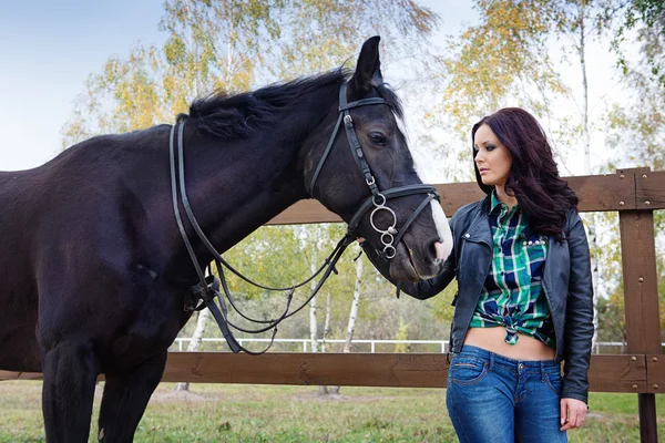 Schöne Frau mit Pferd — Stockfoto