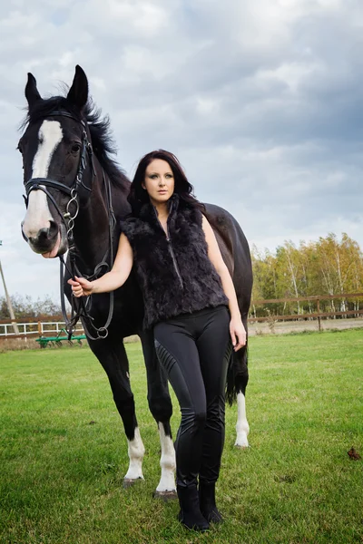Красивая женщина с лошадью — стоковое фото