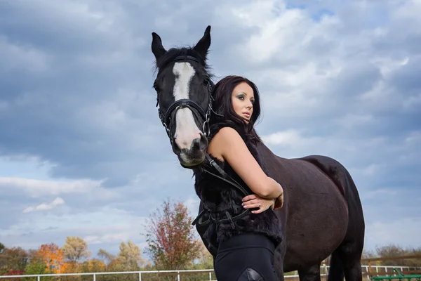 Vacker kvinna med häst — Stockfoto