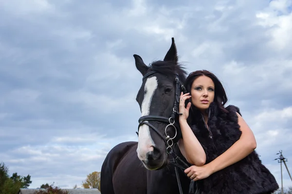 Hermosa mujer con caballo —  Fotos de Stock