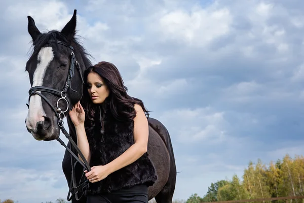 Schöne Frau mit Pferd — Stockfoto