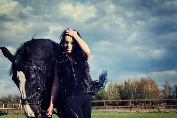 Hermosa mujer con caballo —  Fotos de Stock