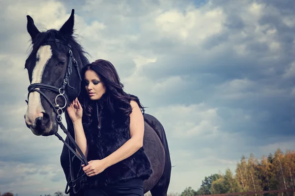 Schöne Frau mit Pferd — Stockfoto